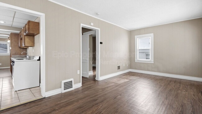 Building Photo - 1511 E Harry Ave