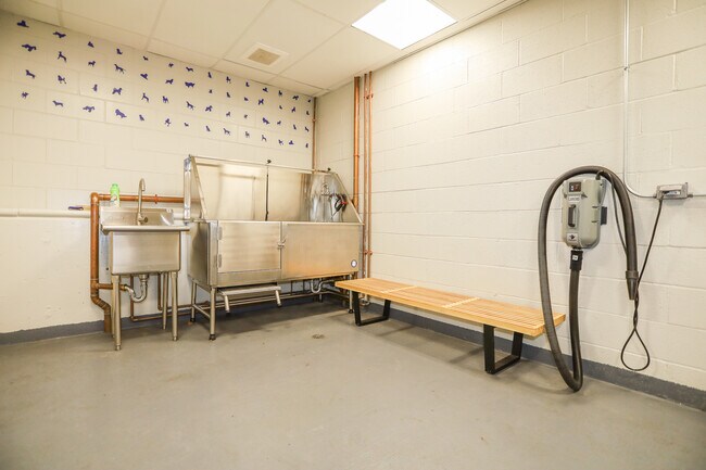 Building Photo - 901 W Huron St