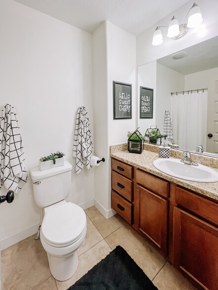 Full Bath (upstairs) - 3784 W Periwinkle Dr