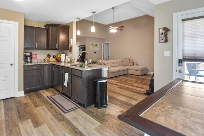 Building Photo - Pet Friendly Three Bedroom!