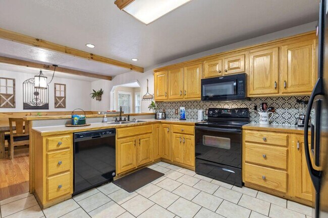 Building Photo - 3230 Cove Creek Way