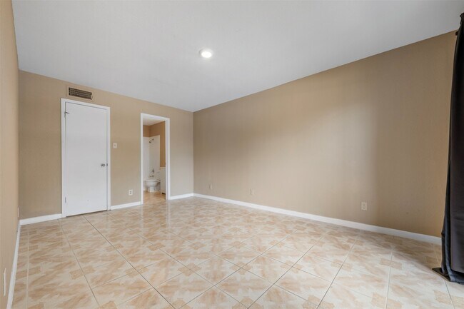 Building Photo - 9700 Leawood Blvd
