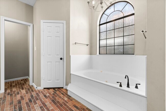 Building Photo - 590 Edgewood Dr