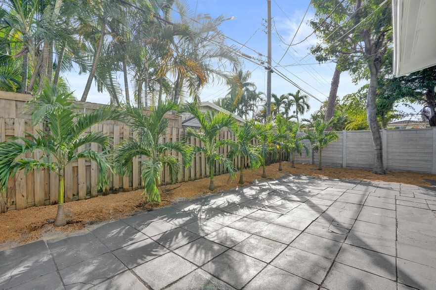 Building Photo - 3033 NE 20th Ter