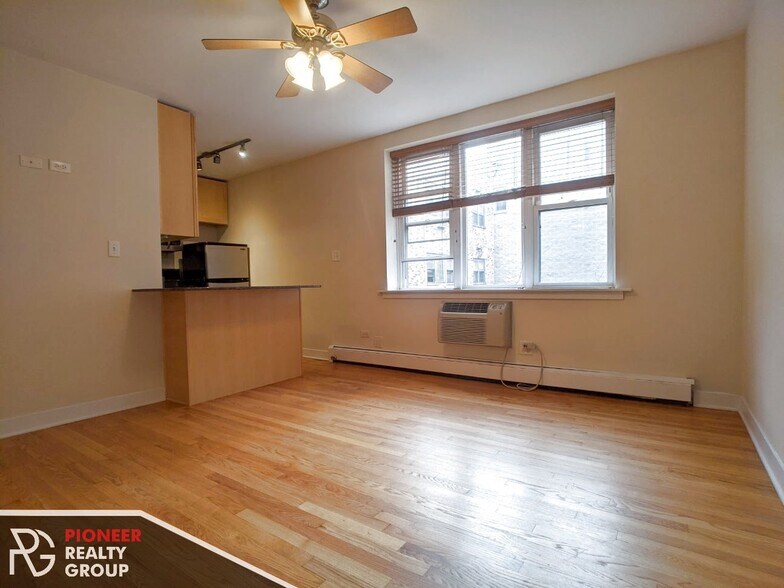 Building Photo - 643 W Wrightwood Ave