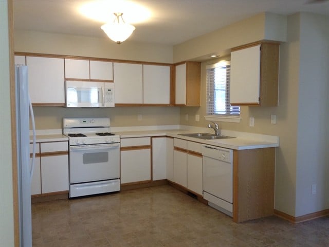 Building Photo - 14233 S Hillsdale Ct