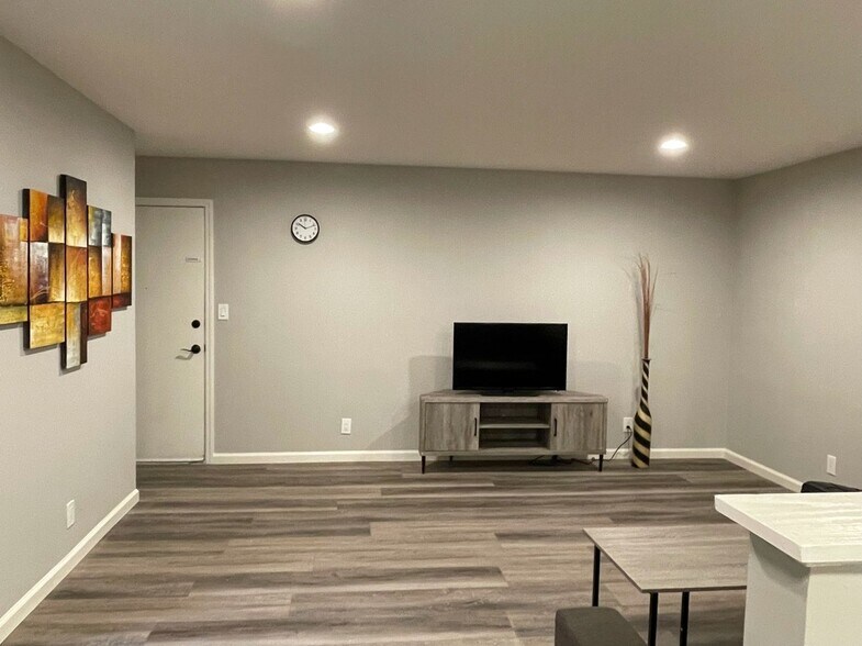 Building Photo - 1592 Quebec Ct