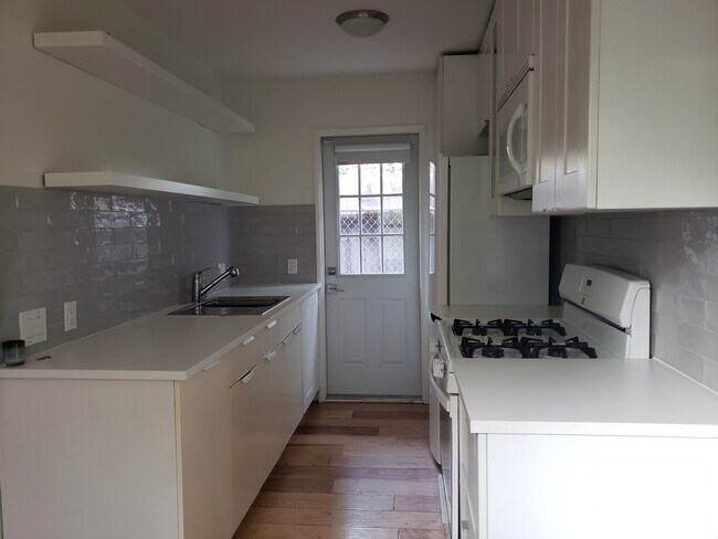 Kitchen - 503 Bay St