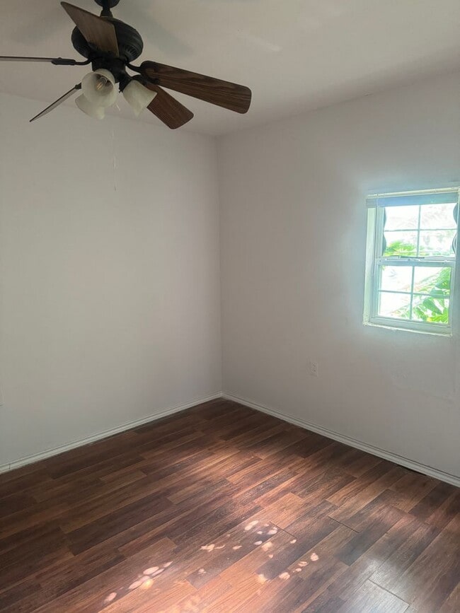 Building Photo - large 3bedroom 1 bathroom