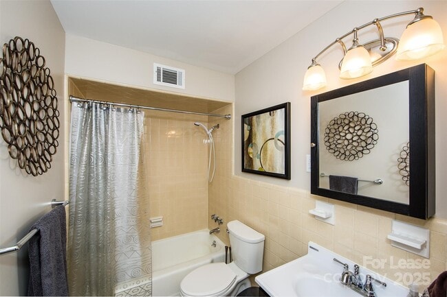 Building Photo - 400 Queens Rd