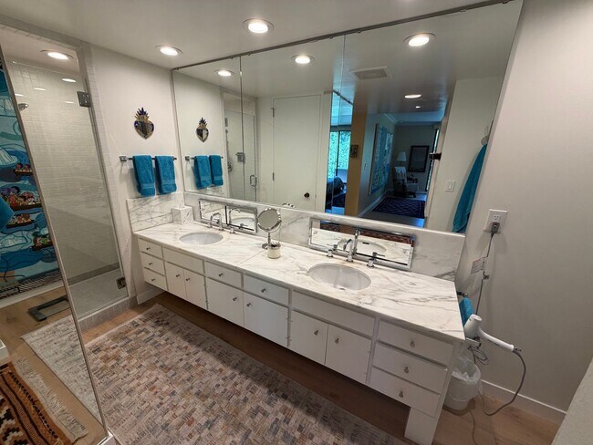 Building Photo - 3 bedroom | 2 bathroom | 4th floor condo in East Sacramento