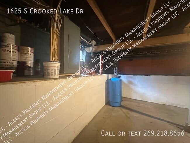 Building Photo - 1625 S Crooked Lake Dr