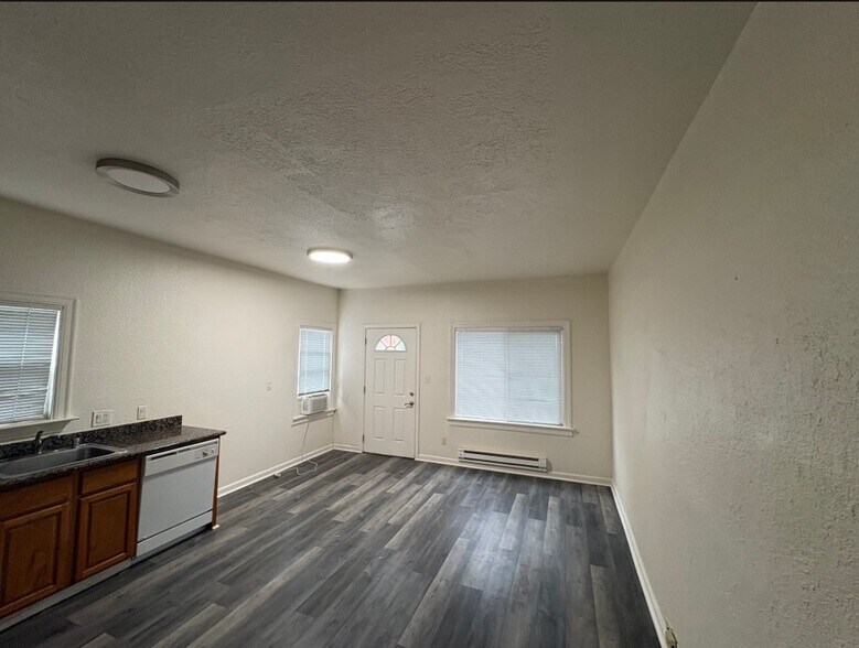 Building Photo - 342 W 10th St