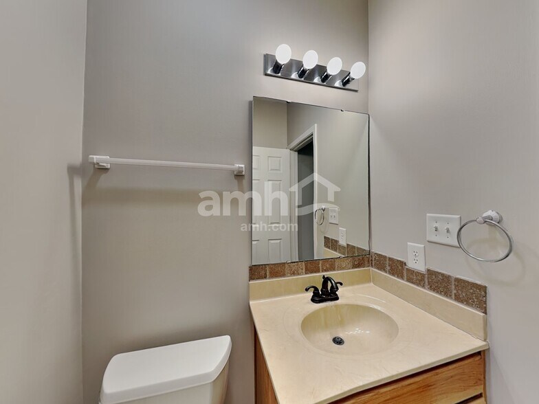Building Photo - 5808 W Port Dr