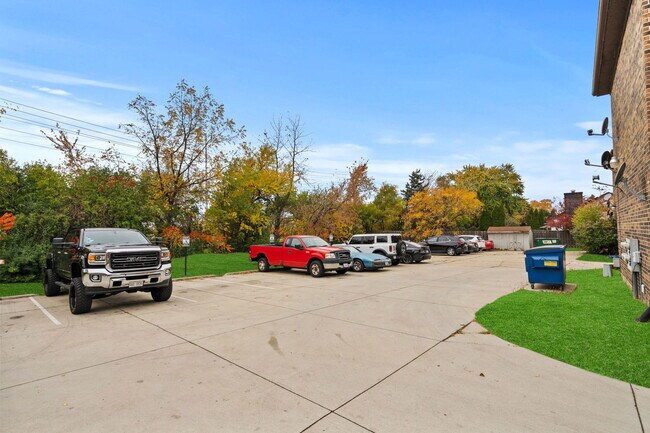 Building Photo - 21W284 Tee Ln