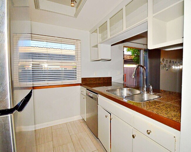Building Photo - "Chic 3-Bed Condo Oasis in Prime Palm Spri...