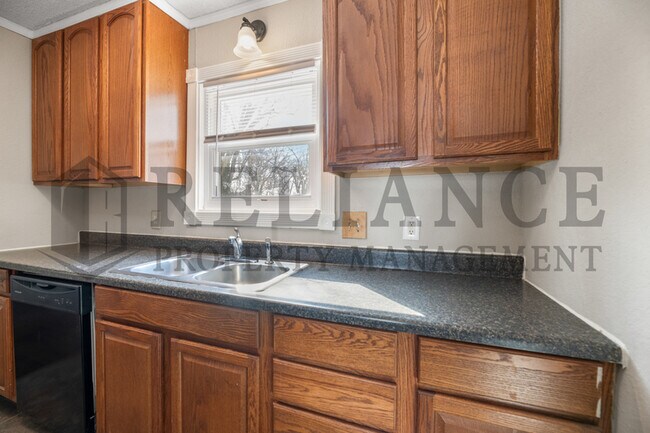 Building Photo - 4825 E Pine St