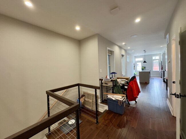 Building Photo - Charming 4Bed/3Bath in Riverside Neighborhood