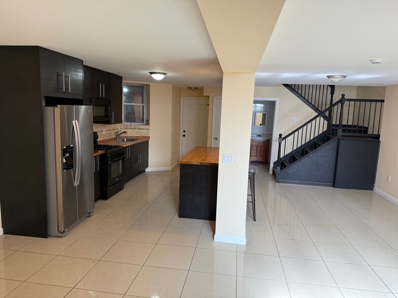 Building Photo - 183 Thorne St