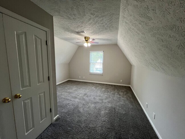 Building Photo - Spacious 4 Bedroom 2.5 Bath Available Now!