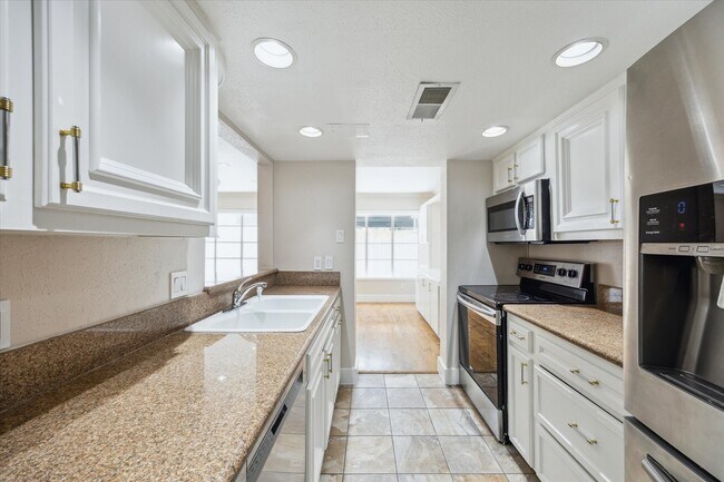 Building Photo - 8978 Chatsworth Dr