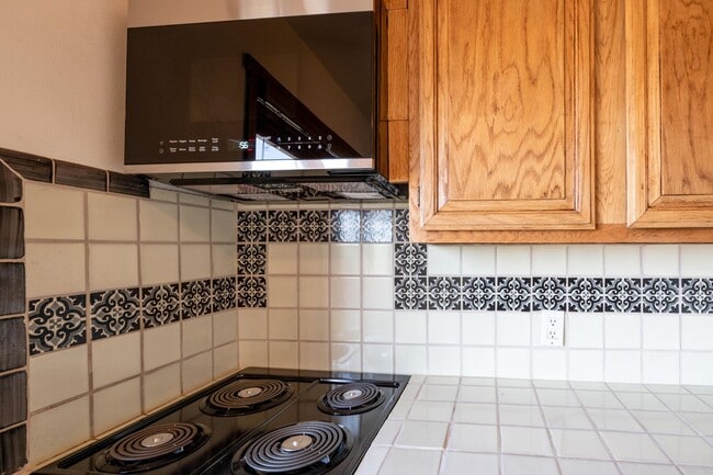Building Photo - Classic Charm in the Heart of Downtown San...