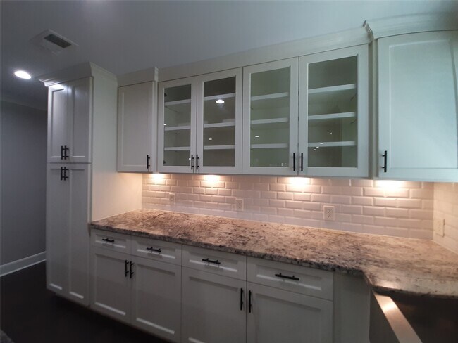 Building Photo - 6115 Glen Lee Dr