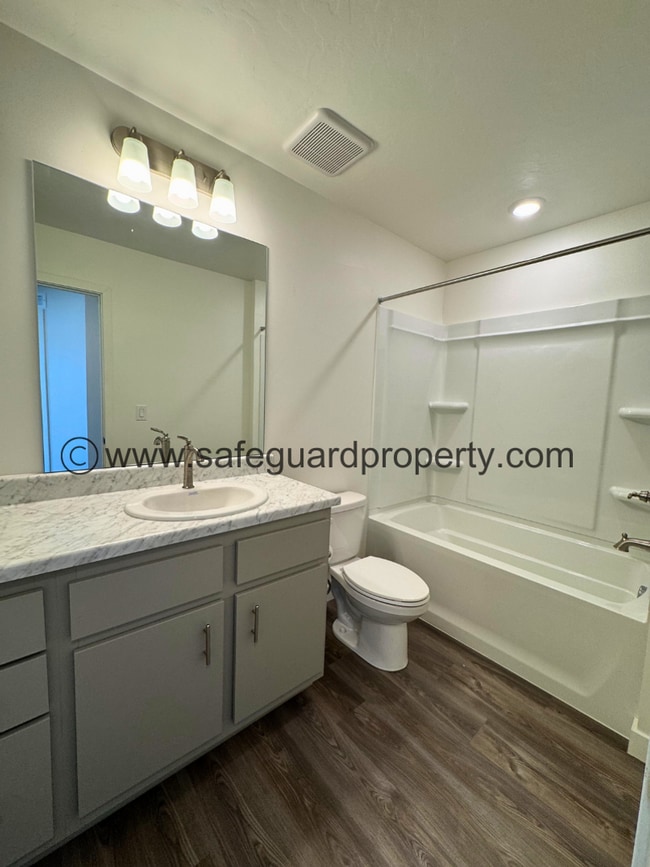 Building Photo - Beautiful Townhome in Saratoga Springs
