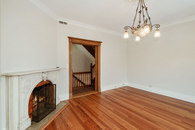 Building Photo - 3 Bed 2.5 Bathroom - Capitol Hill Rowhome - Driveway For Parking