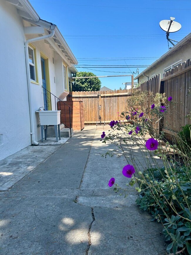 Building Photo - Gorgeous San Leandro Bungalow!