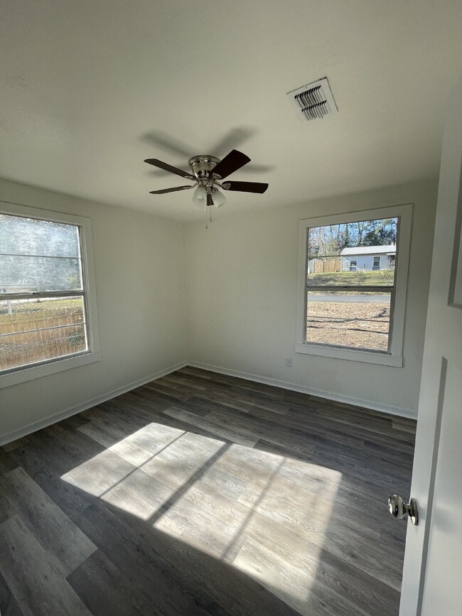 Building Photo - 3 bedroom, 1 bath home.