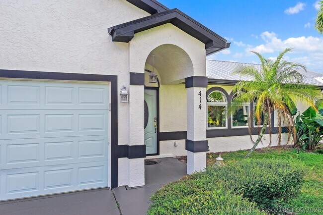 Building Photo - 414 SW Lairo Ave