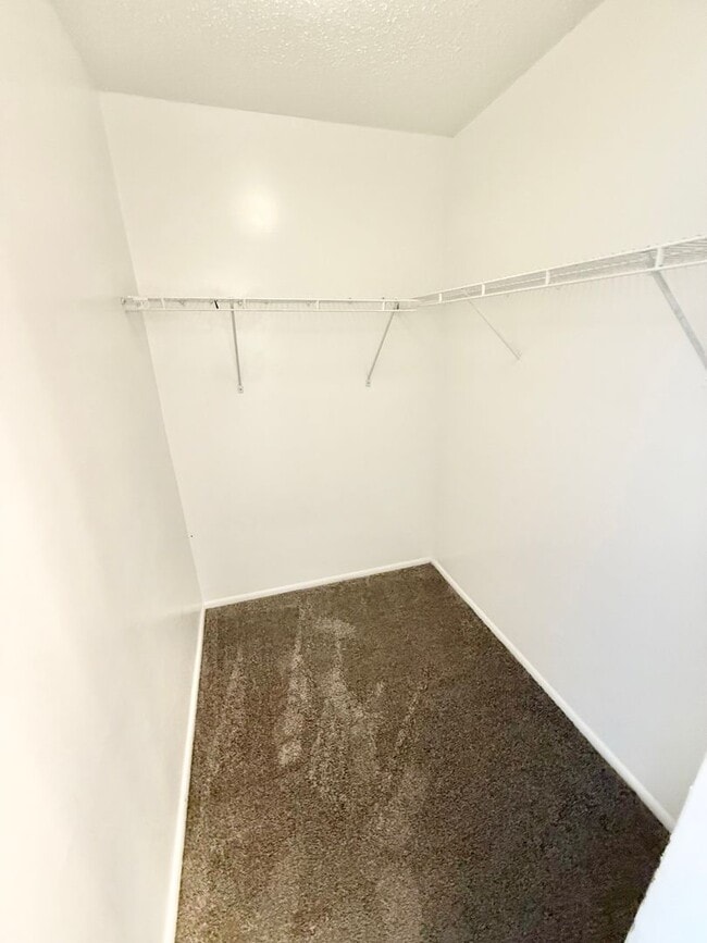 Building Photo - HURRY!!!***2 BED Condo/Downstairs unit/ W,S&T INCLUDED!!