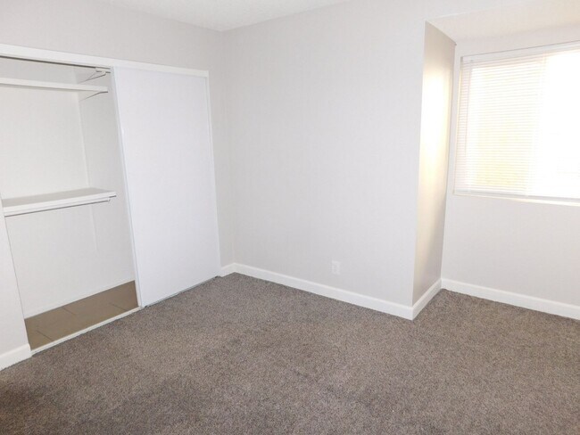 Building Photo - Spacious 2 bedroom- no neighbors under you !!
