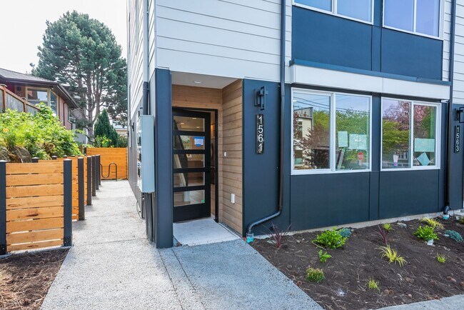 Building Photo - New Modern Ballard Townhouse | 3BR/2BA | Private Patio & Backyard