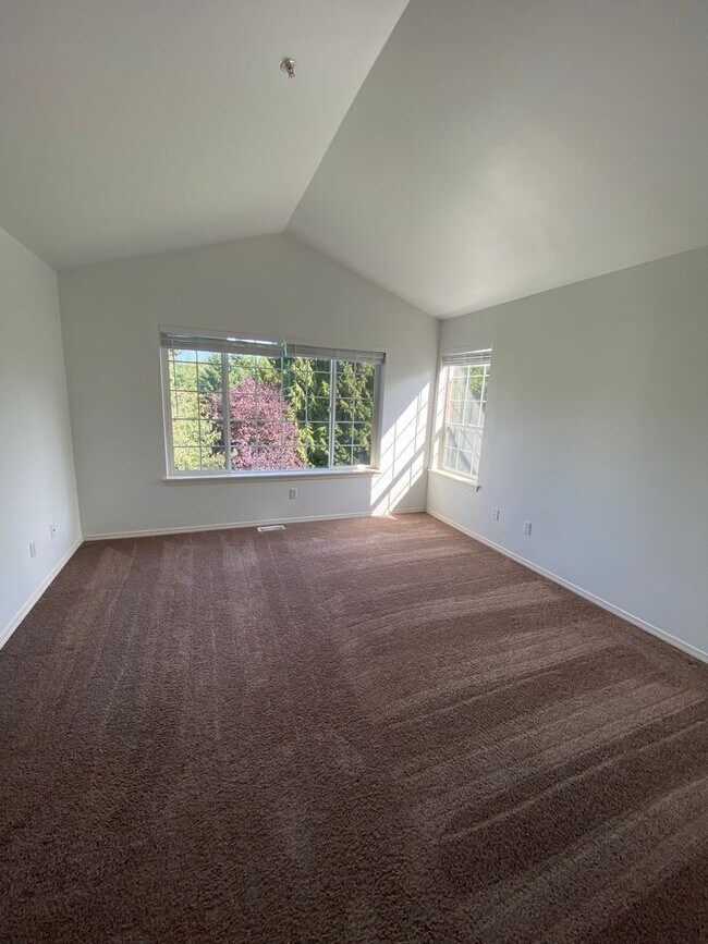 Building Photo - Spacious Townhome - Dual Master Bedrooms a...