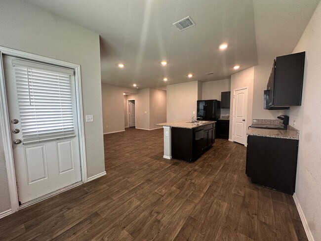 Building Photo - Classic Three Bedroom Two Bath Home in a Great Neighborhood