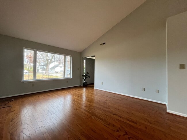 Building Photo - Spacious 3/3 Available For Move In Now