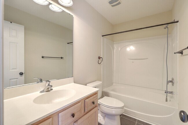 Building Photo - Move in Ready Townhouse in Summer Wood!