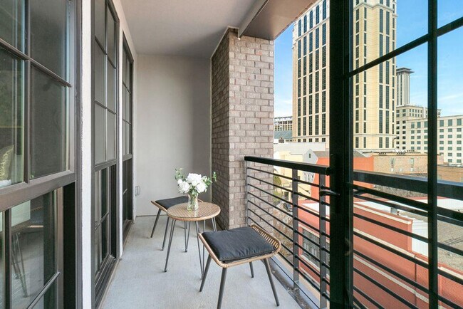 Building Photo - 611 Commerce St