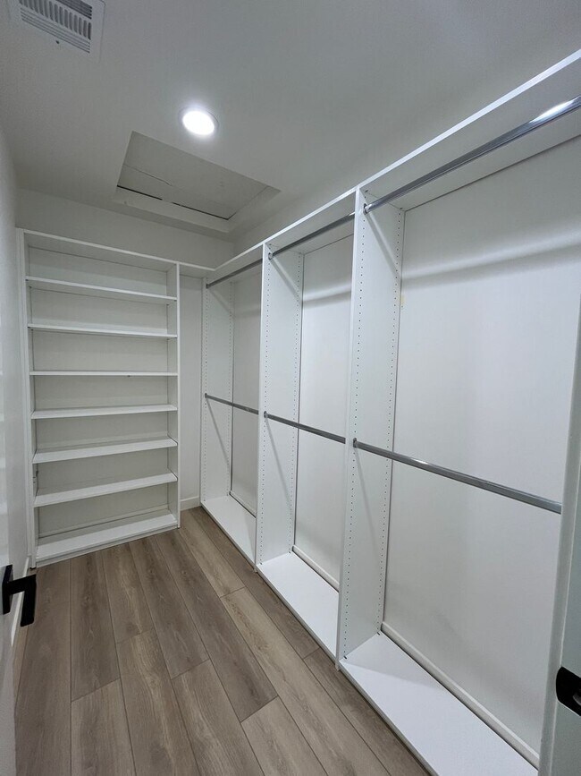 Building Photo - Upgraded Woodland Hills 2+2.5 plus 2 bonus rooms and Studio Guest House with kitchen and full bath!!