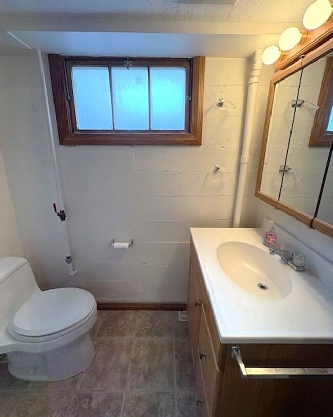 Building Photo - 4 Bedroom Home in Holladay