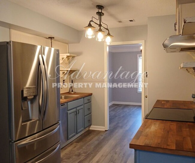 Building Photo - 1/2 OFF The 1st Month's Rent | Exquisite F...