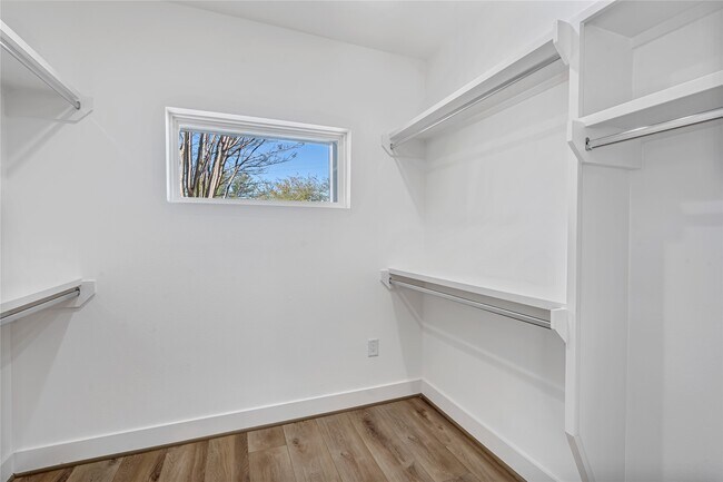 Building Photo - 430 N Hutcheson St