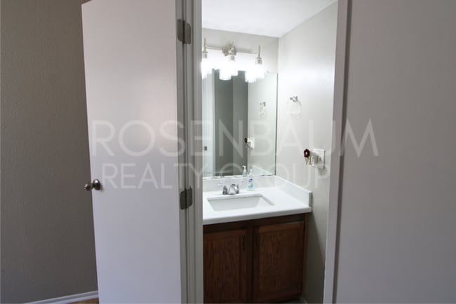Building Photo - Cute and cozy 2-beds, 2-baths upstairs con...