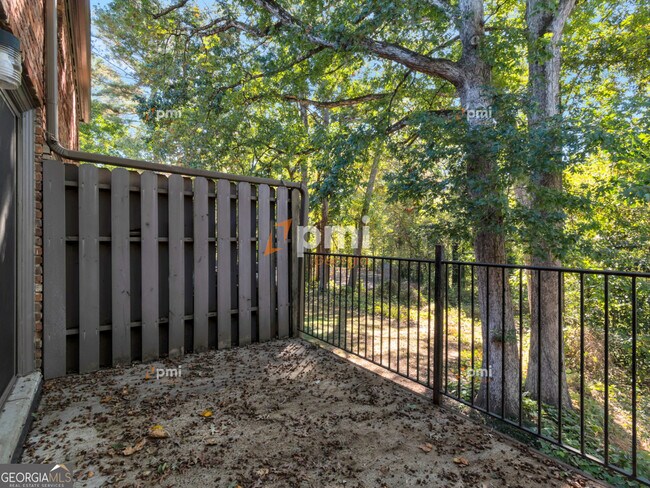 Building Photo - 3083 Colonial Way