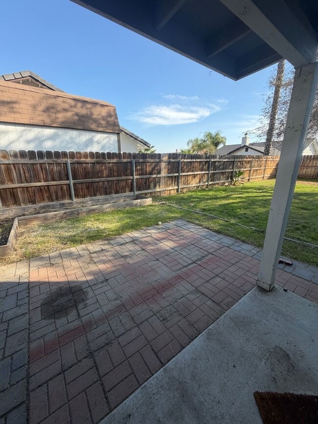 Building Photo - Charming 3 bedroom 2 bathroom home located in Lemoore