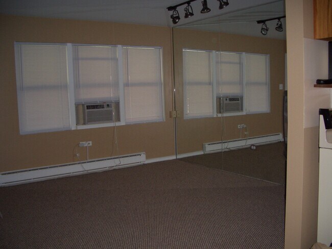 Building Photo - 8811 Schneider Ave