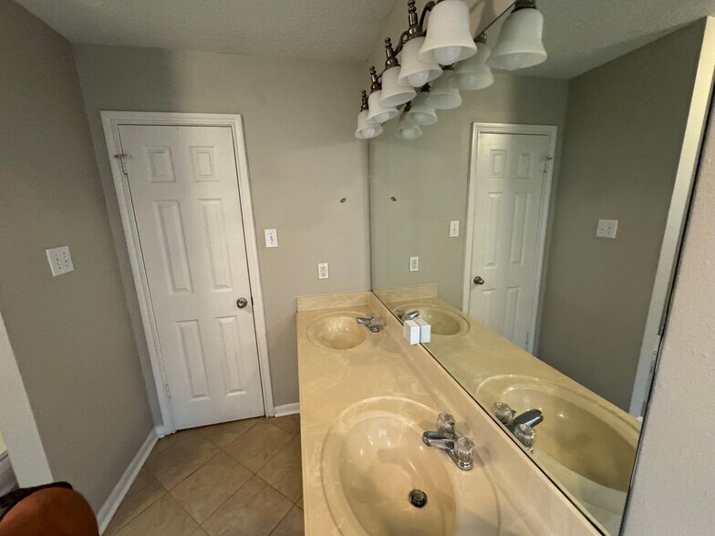 Building Photo - 16602 N Quadrant Ct