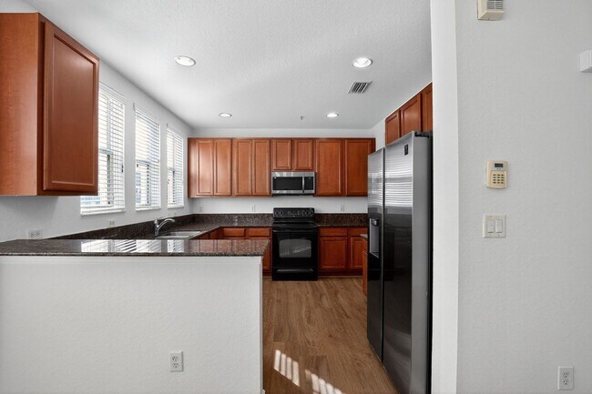 Building Photo - 4 Bedroom Townhome in West Palm Beach